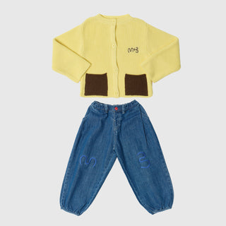 CARDIGAN MET CONTRASTERENDE KLEURVAKKEN + GEBOORDUURDE BALLOON JEANS